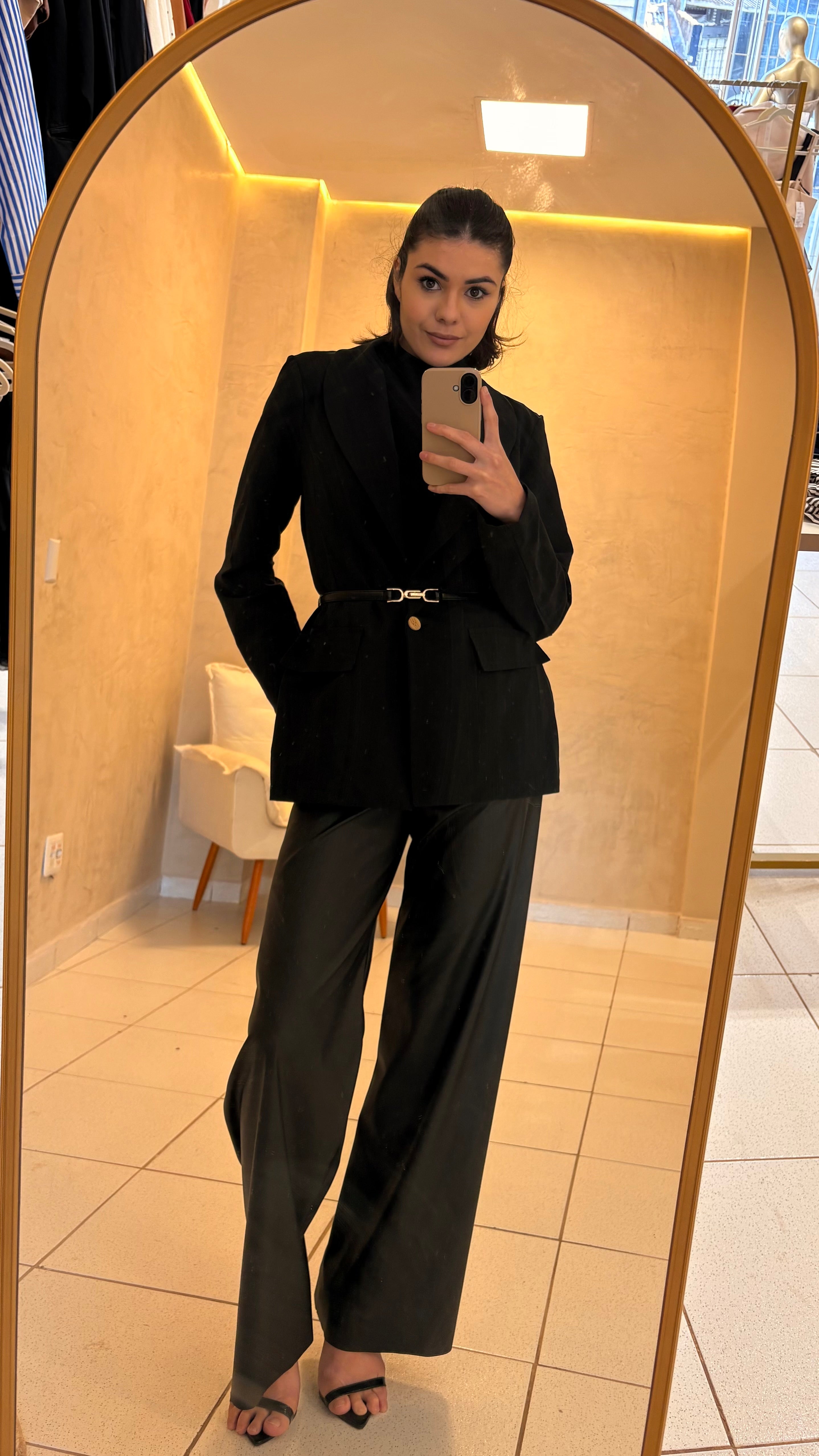 Conjunto total black, blazer e calça em couro