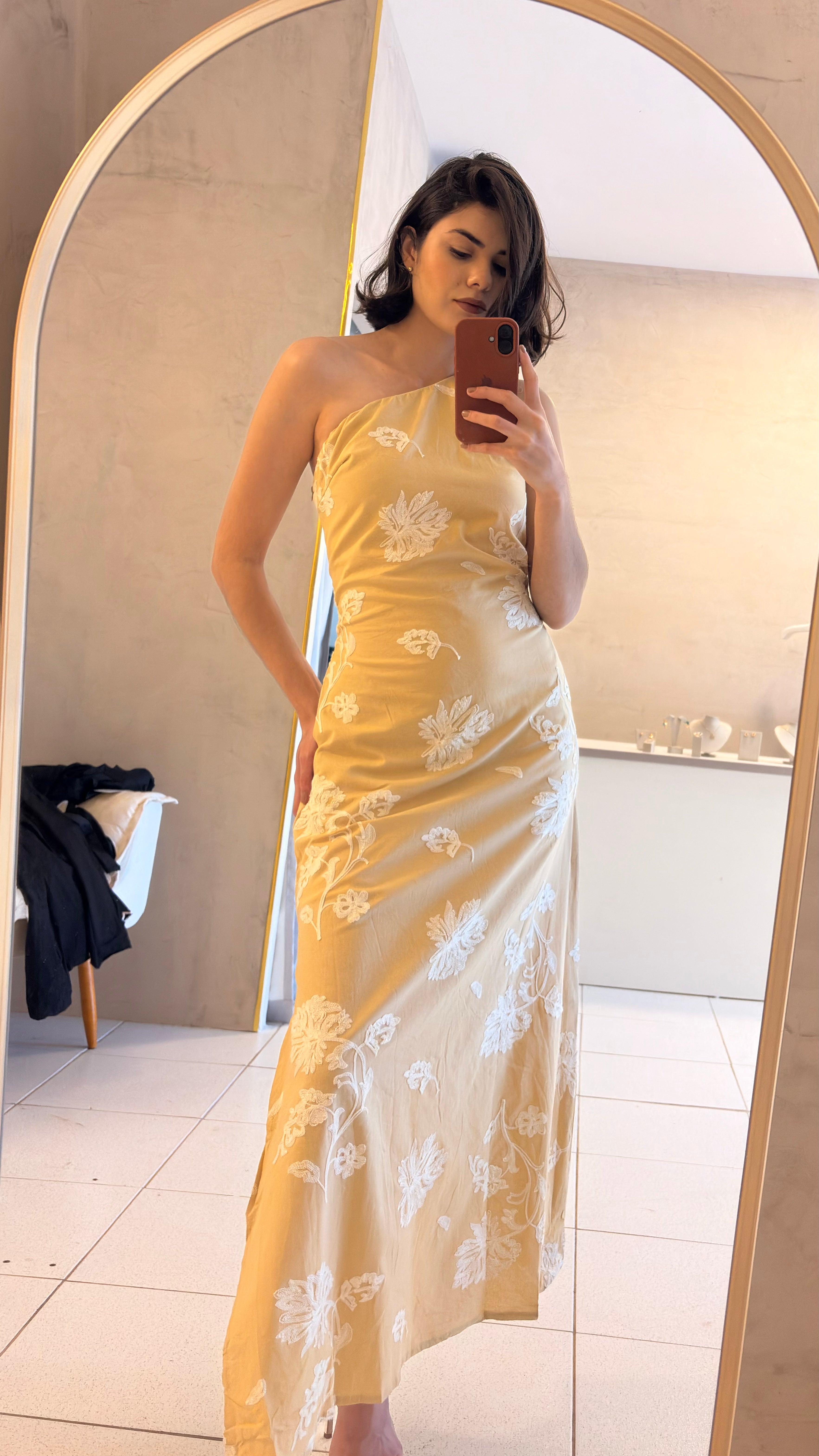 Vestido com detalhes bordado cor cru
